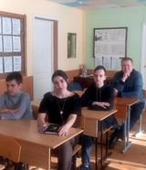 Директор школы Зозуль Г.Н., зав. отд. нар. инстр. Макаев А.В., учащиеся школы на уроке