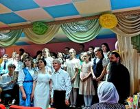 Участники праздника, гости и преподаватели в завершении торжества