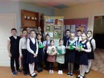 Участники мероприятия возле тематической экспозиции, которую подготовили преподаватели  Кижапкина Е.И. и Швецова Н.А.