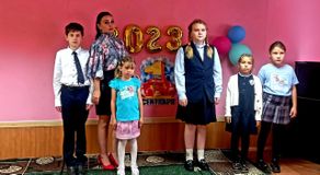Директор ДШИ Зозуль Г.Н. с учащимися ее класса