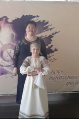 Лауреат конкурса Куликова Дарья со своим преподавателем Долганиной Е.В.