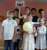 Учащиеся школы и преп Долганина ЕВ на уроке мужества