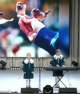 Участницы фестиваля Куликовы Полина и Дарья во время выступления