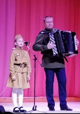 Учащаяся 1 класса Куликова Дарья и концертмейстер Макаев А.В. на сцене во время выступления
