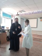 Награждение : руководитель воскресной школы и председатель отдела религиозного образования и катехизации Краснослободский епархии Игумен Амфилохий и Глухова Полина