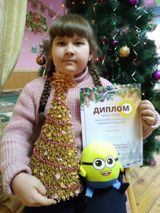 Аганина Самира со своей творческой работой.
