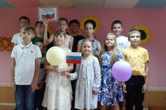 Учащиеся школы и преп Долганина ЕВ: урок мужества , посвященный  Дню Российского флага