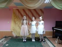 Христова Александра, Куликова Дарья, Вешкина Дарья на празднике первоклассников