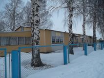 Здание школы .Зима.