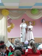 Вручение свидетельства моей выпускнице 4 класса Каряевой Наталье